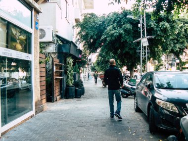 Tel Aviv İsrail 04 Aralık 2018 David Ben Gurion Road, Tel Aviv öğleden sonra bilinmeyen İsrail insanlar görünümünü