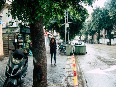 Tel Aviv İsrail 04 Aralık 2018 David Ben Gurion Road, Tel Aviv öğleden sonra bilinmeyen İsrail insanlar görünümünü