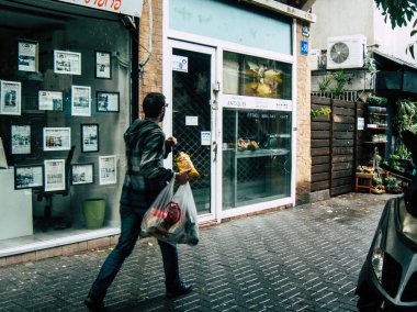 Tel Aviv İsrail 04 Aralık 2018 David Ben Gurion Road, Tel Aviv öğleden sonra bilinmeyen İsrail insanlar görünümünü
