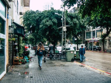Tel Aviv İsrail 04 Aralık 2018 David Ben Gurion Road, Tel Aviv öğleden sonra bilinmeyen İsrail insanlar görünümünü