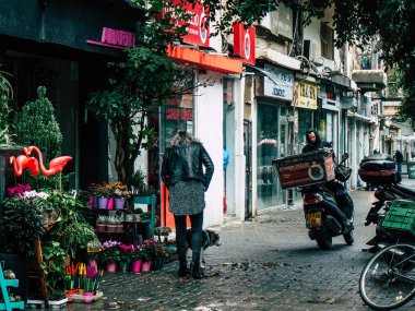 Tel Aviv İsrail 04 Aralık 2018 David Ben Gurion Road, Tel Aviv öğleden sonra bilinmeyen İsrail insanlar görünümünü