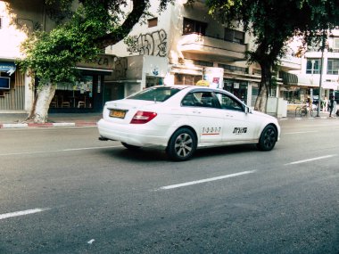 Tel Aviv İsrail 04 Aralık 2018 Tel Aviv sokakta öğleden sonra haddeleme geleneksel İsrail taksi görünümünü