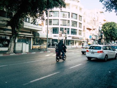 Tel Aviv İsrail 03 Aralık 2018 David Ben Gurion Road, Tel Aviv öğleden sonra sürüş bir bisiklet ile bilinmeyen İsrail halkının görünümü