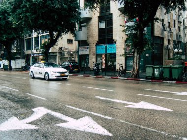 Tel Aviv İsrail 04 Aralık 2018 Tel Aviv sokakta öğleden sonra haddeleme geleneksel İsrail taksi görünümünü