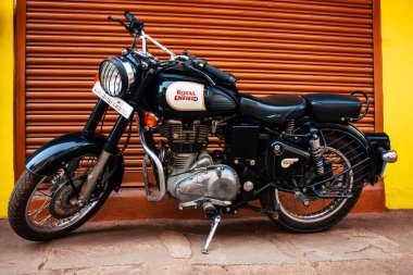 Arambol Goa Hindistan 4 Aralık 2018 Royal Enfield motosiklet görünümünü Park Arambol sokaklarında sabah