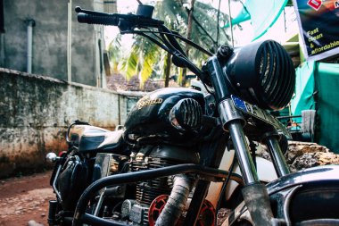 Arambol Goa Hindistan 4 Aralık 2018 Royal Enfield motosiklet görünümünü Park Arambol sokaklarında sabah