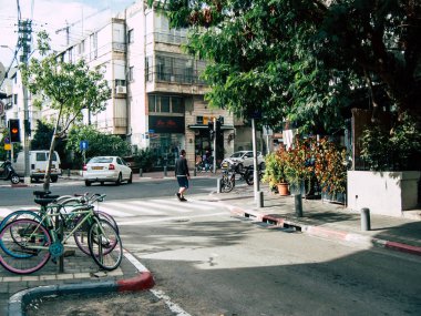 Tel Aviv İsrail 21 Aralık 2018 bilinmeyen İsrail halkının öğleden sonra Tel Aviv sokaklarında yürüyüş görünümü