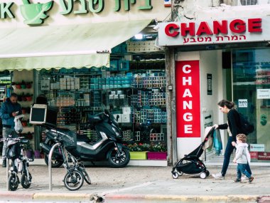 Tel Aviv İsrail 21 Aralık 2018 bilinmeyen İsrail halkının öğleden sonra Tel Aviv sokaklarında yürüyüş görünümü