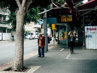 Tel Aviv İsrail 21 Aralık 2018 bilinmeyen İsrail halkının öğleden sonra Tel Aviv sokaklarında yürüyüş görünümü
