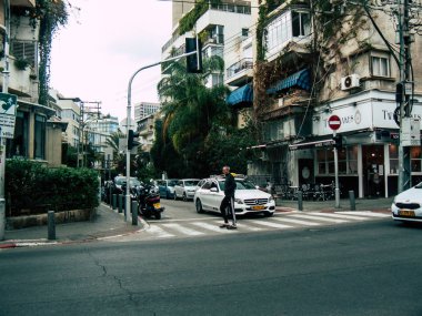 Tel Aviv İsrail 21 Aralık 2018 bilinmeyen İsrail halkının öğleden sonra Tel Aviv sokaklarında yürüyüş görünümü