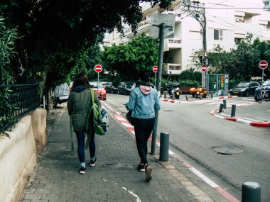 Tel Aviv İsrail 21 Aralık 2018 bilinmeyen İsrail halkının öğleden sonra Tel Aviv sokaklarında yürüyüş görünümü