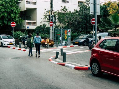 Tel Aviv İsrail 21 Aralık 2018 bilinmeyen İsrail halkının öğleden sonra Tel Aviv sokaklarında yürüyüş görünümü