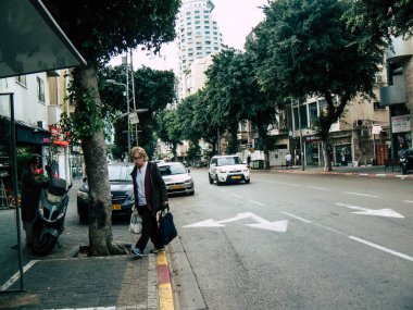 Tel Aviv İsrail 21 Aralık 2018 bilinmeyen İsrail halkının öğleden sonra Tel Aviv sokaklarında yürüyüş görünümü