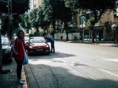 Tel Aviv İsrail 21 Aralık 2018 bilinmeyen İsrail halkının öğleden sonra Tel Aviv sokaklarında yürüyüş görünümü