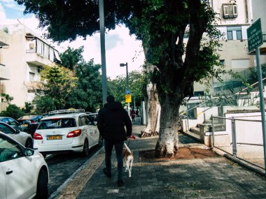Tel Aviv İsrail 21 Aralık 2018 bilinmeyen İsrail halkının öğleden sonra Tel Aviv sokaklarında yürüyüş görünümü