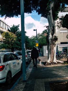 Tel Aviv İsrail 21 Aralık 2018 bilinmeyen İsrail halkının öğleden sonra Tel Aviv sokaklarında yürüyüş görünümü