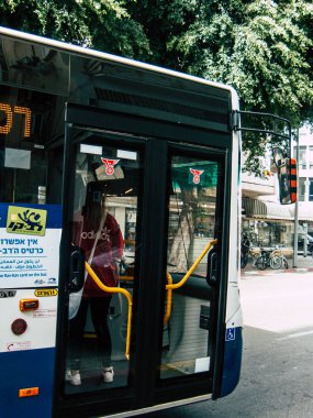 Tel Aviv İsrail 21 Aralık 2018 bilinmeyen İsrail insanlar öğleden sonra toplu taşımayla Tel Aviv city seyahat görünümünü