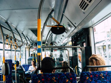Tel Aviv İsrail 21 Aralık 2018 bilinmeyen İsrail insanlar öğleden sonra toplu taşımayla Tel Aviv city seyahat görünümünü