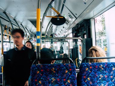 Tel Aviv İsrail 21 Aralık 2018 bilinmeyen İsrail insanlar öğleden sonra toplu taşımayla Tel Aviv city seyahat görünümünü