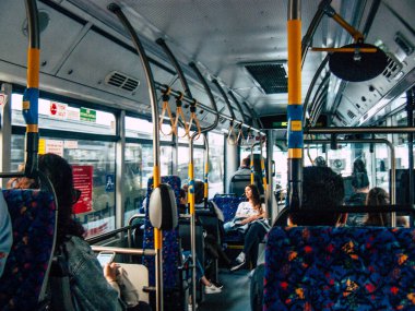 Tel Aviv İsrail 21 Aralık 2018 bilinmeyen İsrail insanlar öğleden sonra toplu taşımayla Tel Aviv city seyahat görünümünü