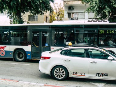 Tel Aviv İsrail 21 Aralık 2018 klasik bir İsrailli otobüs ve taksi sokakları öğleden sonra Rating dolaşımda Tel Aviv görünümü