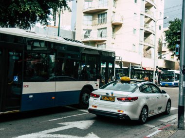 Tel Aviv İsrail 21 Aralık 2018 klasik bir İsrailli otobüs ve taksi sokakları öğleden sonra Rating dolaşımda Tel Aviv görünümü