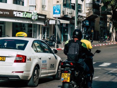 Tel Aviv İsrail 21 Aralık 2018 Tel Aviv sokaklarında öğleden sonra haddeleme geleneksel İsrail taksi görünümünü