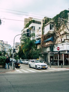 Tel Aviv İsrail 21 Aralık 2018 Tel Aviv sokaklarında öğleden sonra haddeleme geleneksel İsrail taksi görünümünü
