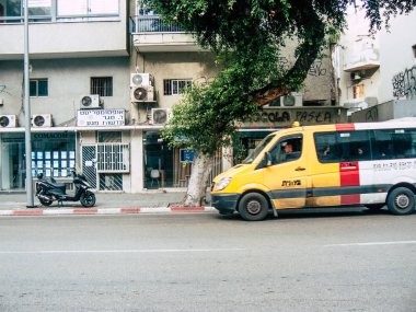 Tel Aviv İsrail 21 Aralık 2018 Tel Aviv sokaklarında öğleden sonra haddeleme geleneksel İsrail taksi görünümünü
