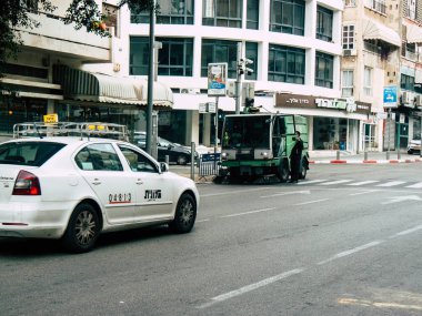 Tel Aviv İsrail 21 Aralık 2018 Tel Aviv sokaklarında öğleden sonra haddeleme geleneksel İsrail taksi görünümünü