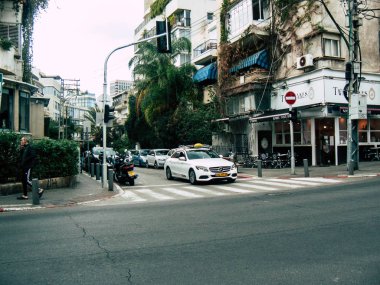 Tel Aviv İsrail 21 Aralık 2018 Tel Aviv sokaklarında öğleden sonra haddeleme geleneksel İsrail taksi görünümünü