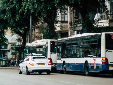 Tel Aviv İsrail 21 Aralık 2018 klasik bir İsrailli otobüs ve taksi sokakları öğleden sonra Rating dolaşımda Tel Aviv görünümü
