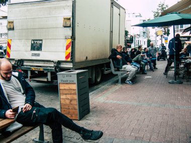 Tel Aviv İsrail 21 Aralık 2018 öğleden sonra Tel Aviv sokaklarında oturan bilinmeyen İsrail insanlar görünümünü