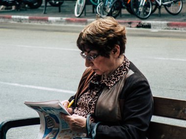 Tel Aviv İsrail 21 Aralık 2018 öğleden sonra Tel Aviv sokaklarında oturan bilinmeyen İsrail insanlar görünümünü