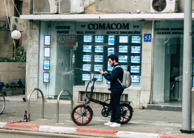 Tel Aviv İsrail 21 Aralık 2018 Tel Aviv'de öğleden sonra sürüş bir bisiklet ile bilinmeyen İsrail halkının görünümü