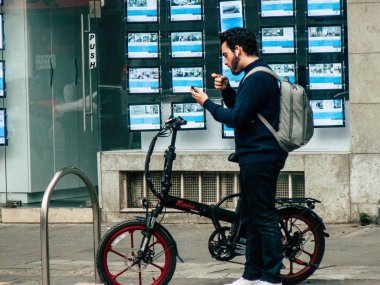 Tel Aviv İsrail 21 Aralık 2018 Tel Aviv'de öğleden sonra sürüş bir bisiklet ile bilinmeyen İsrail halkının görünümü