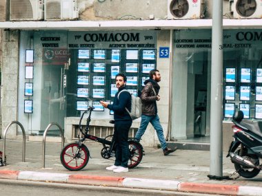 Tel Aviv İsrail 21 Aralık 2018 Tel Aviv'de öğleden sonra sürüş bir bisiklet ile bilinmeyen İsrail halkının görünümü