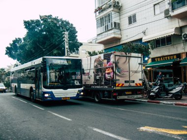 Tel Aviv İsrail 21 Aralık 2018 sokaklarda öğleden sonra Rating dolaşımda Tel Aviv otobüs bir klasik İsrail şehir görünümünü