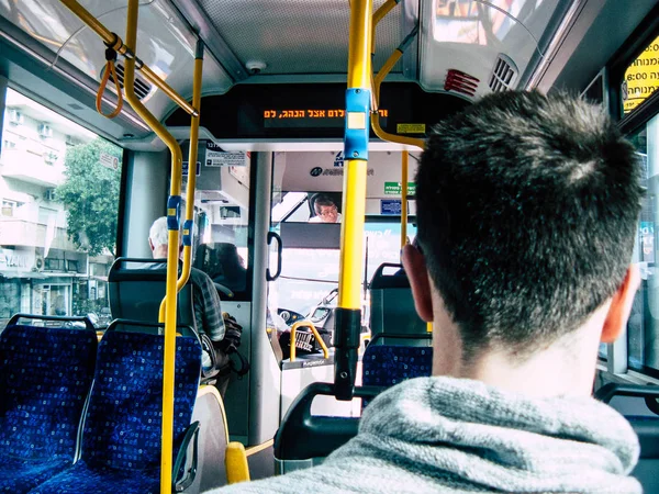 Tel Aviv İsrail 21 Aralık 2018 bilinmeyen İsrail insanlar öğleden sonra toplu taşımayla Tel Aviv city seyahat görünümünü