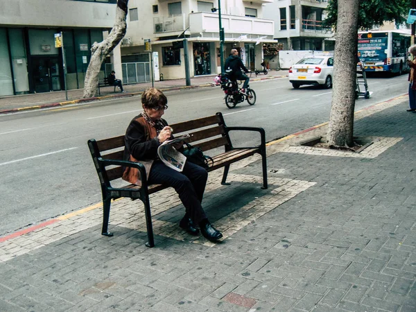 Tel Aviv Israel Dezembro 2018 Vista Pessoas Israelenses Desconhecidas Sentadas — Fotografia de Stock