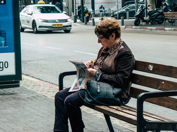 Tel Aviv Izrael Grudnia 2018 Widok Nieznanych Ludzi Izraela Siedząc — Zdjęcie stockowe
