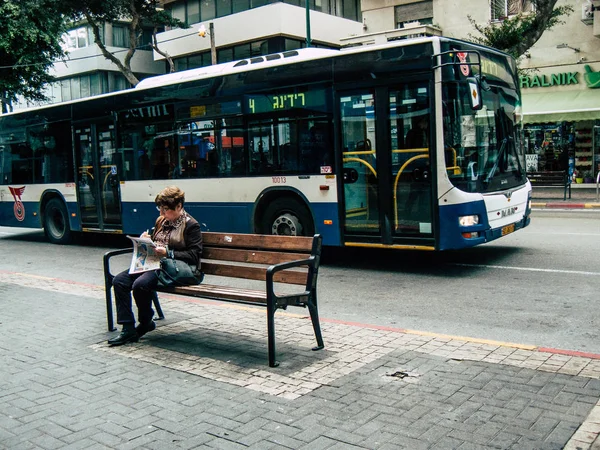 Tel Aviv Izrael Grudnia 2018 Widok Nieznanych Ludzi Izraela Siedząc — Zdjęcie stockowe