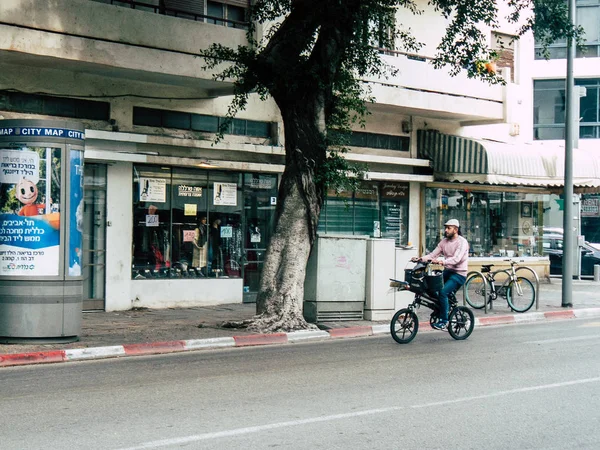 Tel Aviv İsrail 21 Aralık 2018 Tel Aviv'de öğleden sonra sürüş bir bisiklet ile bilinmeyen İsrail halkının görünümü