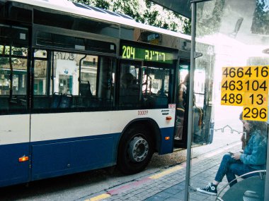 Tel Aviv İsrail 17 Ocak 2019 sokaklarda öğleden sonra Rating dolaşımda Tel Aviv otobüs bir klasik İsrail şehir görünümünü