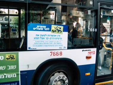Tel Aviv İsrail 17 Ocak 2019 sokaklarda öğleden sonra Rating dolaşımda Tel Aviv otobüs bir klasik İsrail şehir görünümünü