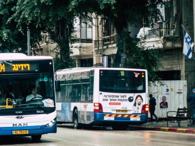 Tel Aviv İsrail 17 Ocak 2019 sokaklarda öğleden sonra Rating dolaşımda Tel Aviv otobüs bir klasik İsrail şehir görünümünü