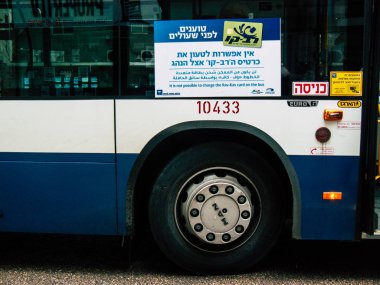 Tel Aviv İsrail 17 Ocak 2019 sokaklarda öğleden sonra Rating dolaşımda Tel Aviv otobüs bir klasik İsrail şehir görünümünü