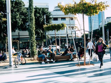 Tel Aviv İsrail 17 Ocak 2019 bilinmeyenli İsrail halkının öğleden sonra Tel Aviv sokaklarında yürüyüş görünümü