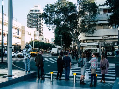 Tel Aviv İsrail 17 Ocak 2019 bilinmeyenli İsrail halkının öğleden sonra Tel Aviv sokaklarında yürüyüş görünümü