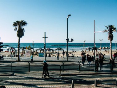Tel Aviv İsrail 17 Ocak 2019 bilinmeyenli İsrail halkının öğleden sonra Tel Aviv sokaklarında yürüyüş görünümü